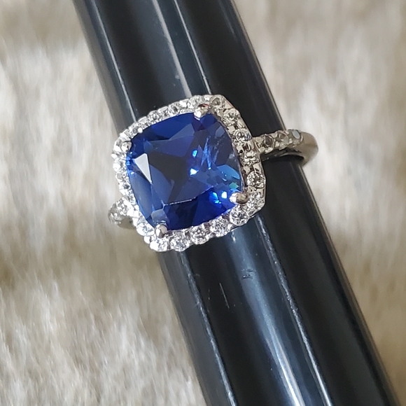 Beautiful 10K White Solid Gold Sapphire Ring - Picture 4 of 11